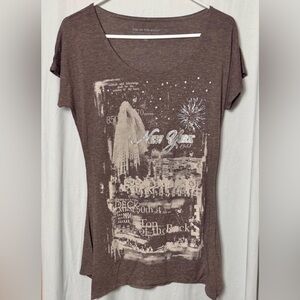 Top Of The Rock Brown Graphic Glitter New York Asymmetrical Hem Tee Size XL